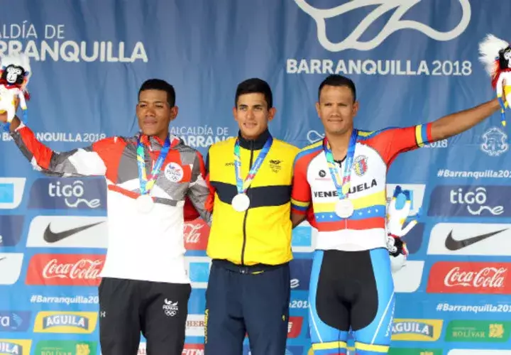 Christofer Jurado de Panamá (izq.) festeja su medalla de plata. Foto:EFE
