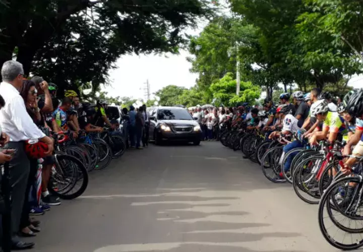 Ciclistas de todo el país realizaron una calle de honor para rendirle homenaje. Foto: Thays Domínguez. .