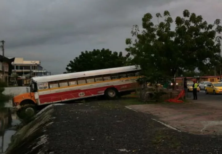 El autobús quedó en la cuneta por donde pasa el agua. Foto: Diómedes Sánchez. 