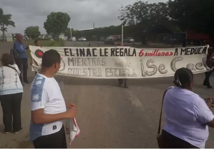 Aseguran que su escuela está colapsando. 