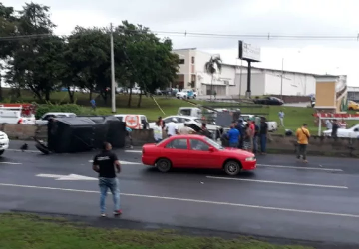El accidente fue en la autopista Arraiján-La Chorrera. Foto: Eric A. Montenegro.