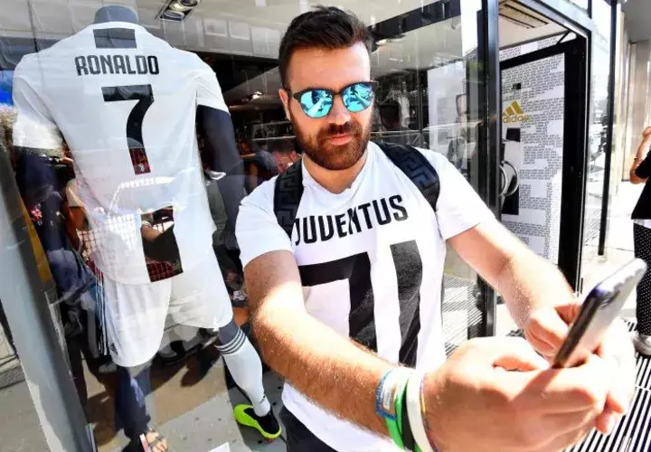 Un aficionado del Juventus posa con la nueva camiseta "bianconera" que lucirá el delantero portugués Cristiano Ronaldo. Foto EFE