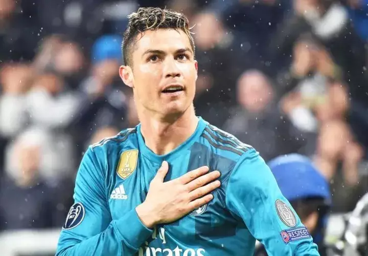 Cristiano Ronaldo saluda a la afición de la Juventus. Foto EFE