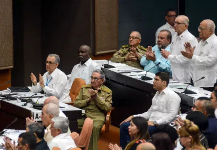 Los más de 600 diputados de la Asamblea Nacional del Poder Popular (Parlamento unicameral) se citan desde hoy hasta el lunes en La Habana para pulir los 224 artículos divididos en 11 títulos, 24 capítulos y 16 secciones de la nueva Carta Magna.