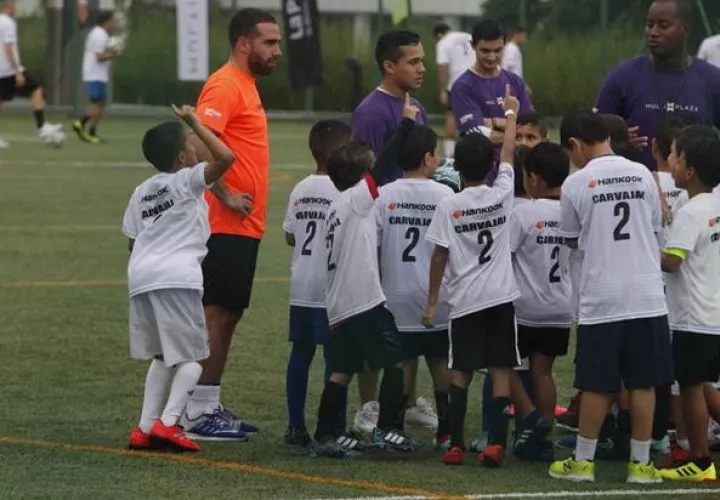 Dani Carvajal junto a los niños panameños. Foto EFE