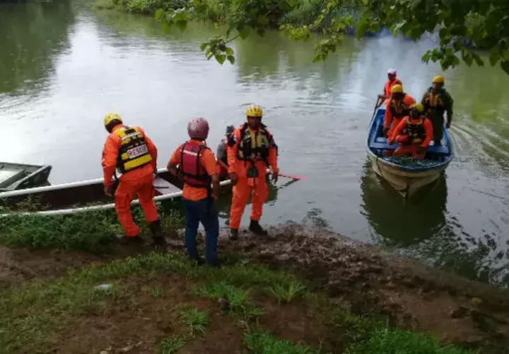 Personal en el área búscan en botes. 
