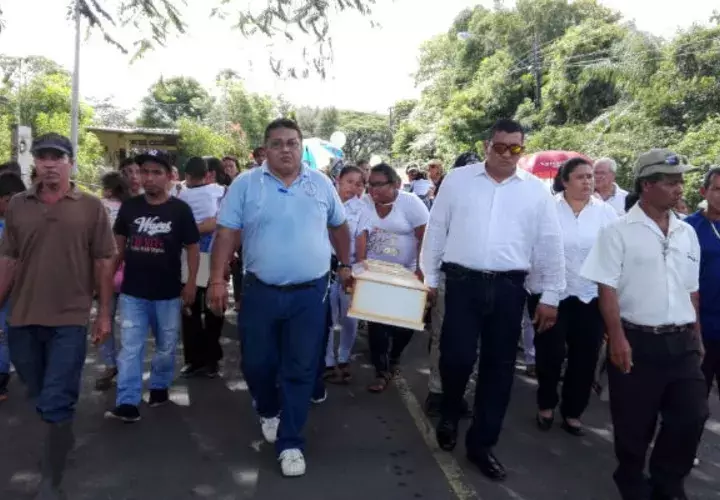 Cortejo fúnebre se realizó entre el dolor y la tristeza. Fotos: Melquíades Vásquez. 