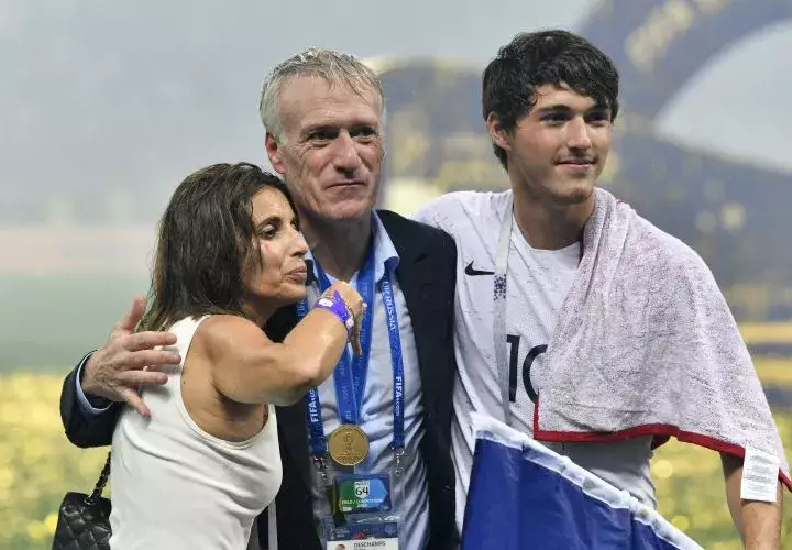Didier Deschamps junto a su hijo Dylan y su esposa Claude. Foto AP