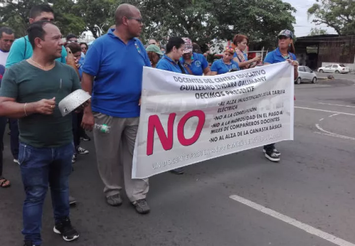 En La Chorrera, los profesores golpean pailas en las calles. Foto:  Eric Ariel Montenegro.         