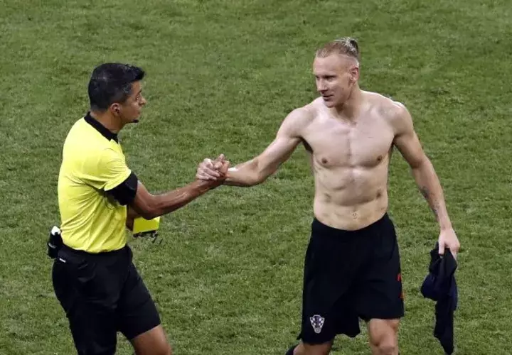 Domagoj Vida saluda al árbitro  Sandro Ricci. Foto AP