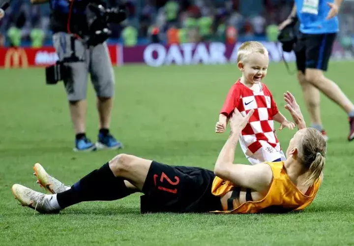 Vida juega con su hijo tras clasificar a la semifinal del mundial. Foto EFE