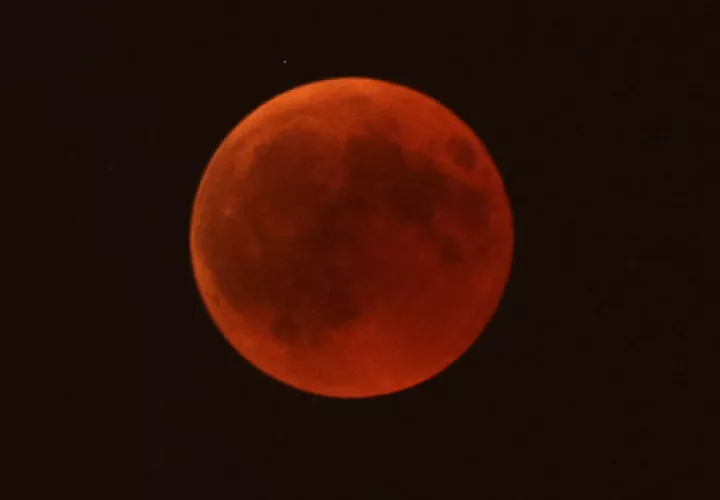La luna roja captada desde Marsella, Francia.  Fotos: EFE/AP
