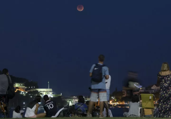 Personas en Río de Janeiro, Brasil, observan el eclipse.