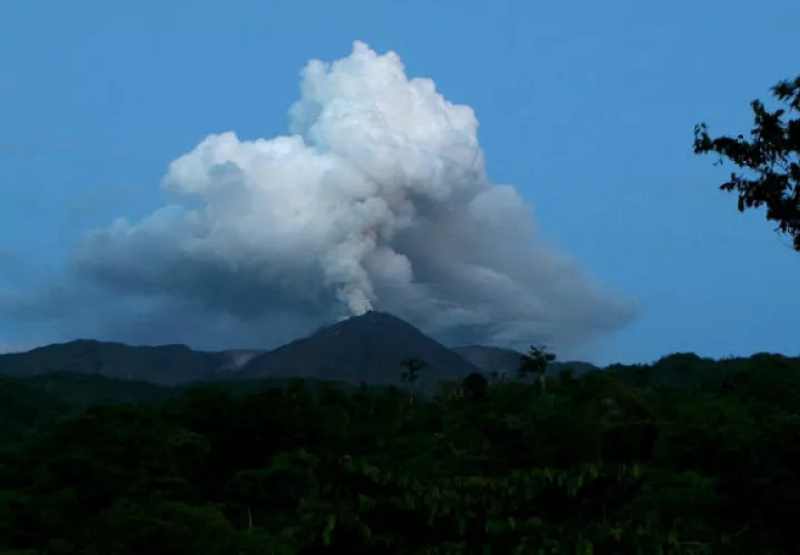 El Reventador es un "estrato volcán compuesto", situado en una estribación del ramal oriental de la cordillera andina.