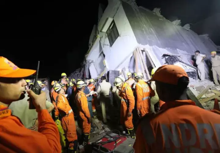 Trabajadores de rescate buscan supervivientes. Foto: EFE 