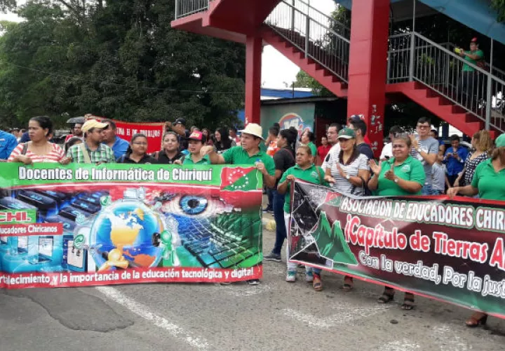 Los educadores se mantienen con la paralización de clases. Foto: Mayra Madrid.