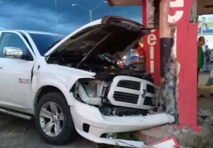 El conductor del vehículo resultó con heridas. 
