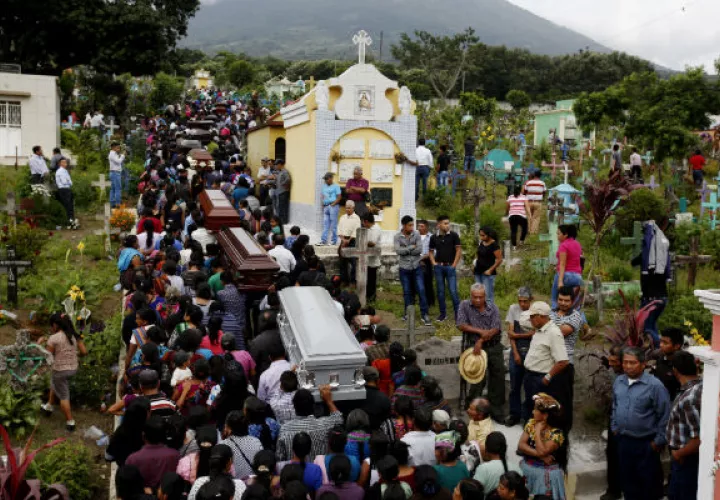 Familiares y vecinos participan en el entierro de los cuerpos de 10 víctimas. Foto: EFE 