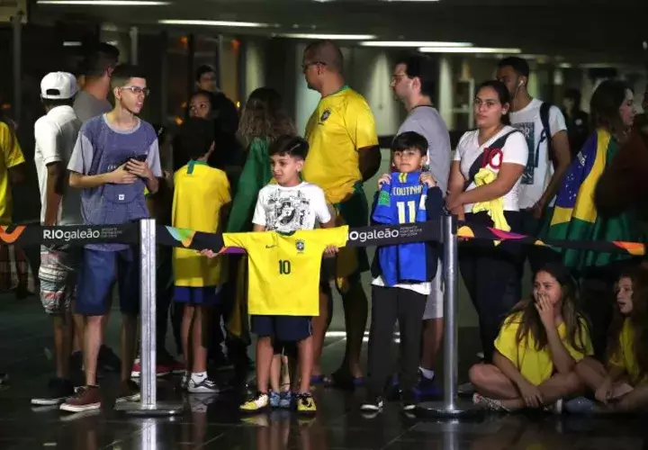 Aficionados esperando a su selección. Foto EFE