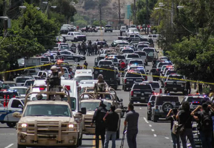 Policías estatales y federales acordonan la zona, donde un hombre fue abatido por la policía. Foto: EFE 