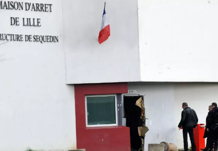 El patio del centro penitenciario, según la cadena "BFMTV" es el único lugar de esa prisión que no está cubierto.