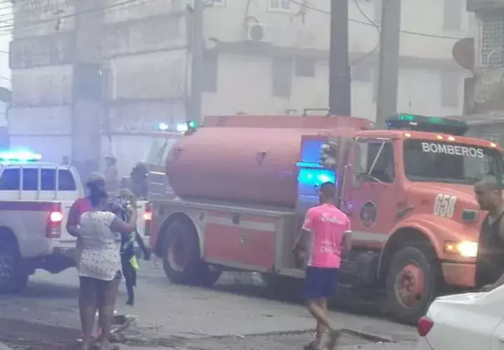 Los residentes y las unidades de los bomberos se mantienen en el área. Foto: Diómedes Sánchez. 