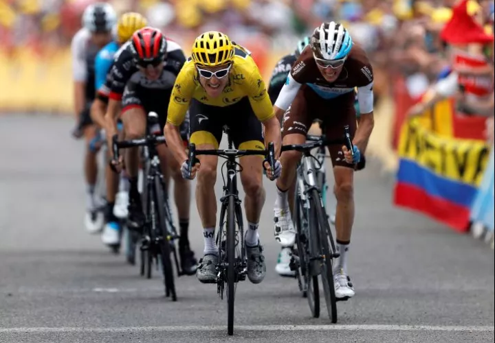 Geraint Thomas del Sky se mantiene líder. Foto EFE