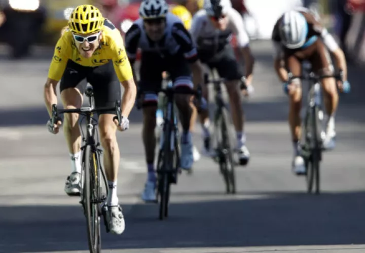 El británico Geraint Thomas se mantiene de lider con la camiseta amarilla. Foto:AP