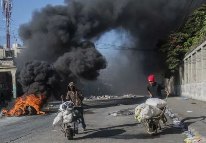 Varios negocios fueron saqueados por la población que se tomó las calles. FOTO/EFE