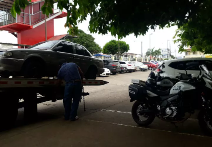 Los autos mal estacionados fueron sacados del área hospitalaria en grúa. Foto/Thays Domíngez