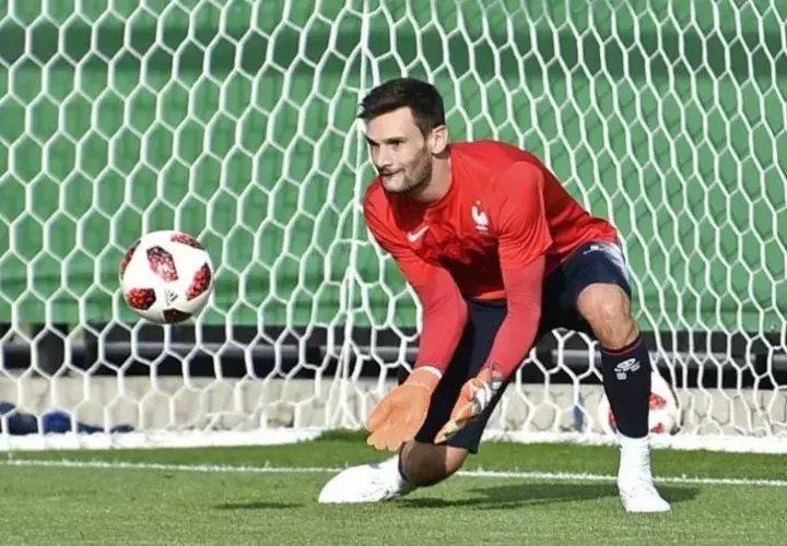 Hugo Lloris en  acción en el entrenamiento de Francia. Foto AP