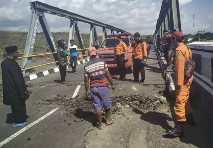 El seísmo también se sintió en la isla de Bali, al oeste de Lombok y el principal destino turístico del país, y en Sumbawa, al este del hipocentro y donde se derrumbaron algunos edificios.