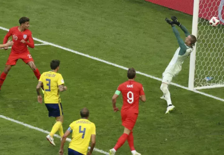 Dele Alli (izq. rojo),  anota el segundo gol de Inglaterra. Foto:AP
