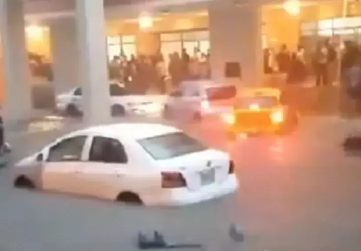 Diversas calles quedaron anegadas, peatones y conductores quedaron en peligro. Foto: Cortesía