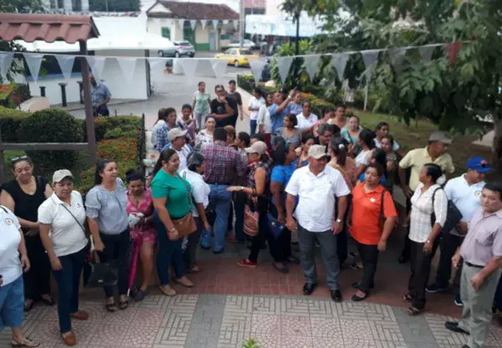 Docentes concentrados en el parque Unión de Chitré. Foto: Thays Domínguez.