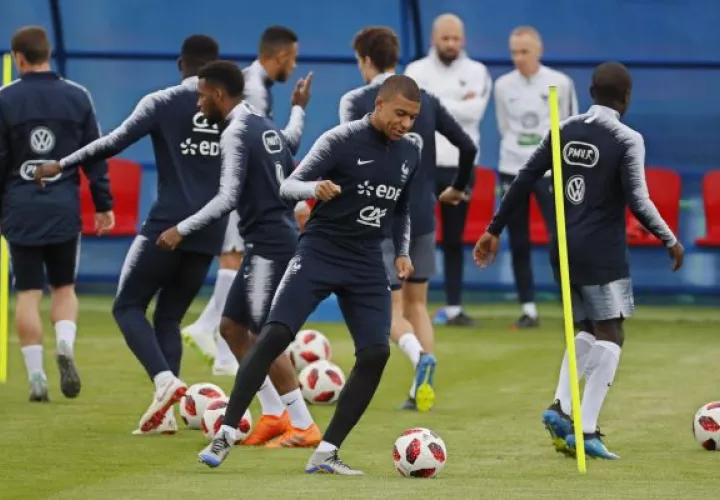 El juvenil Mbappé no podía faltar entre los candidatos / Archivo