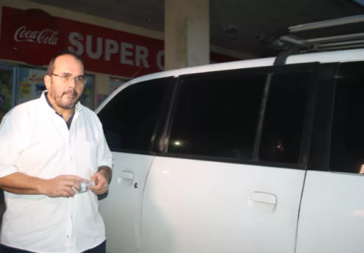  Salida del doctor Alex Arturo Sousa Lenox, al ser beneficiado con firmar  tres veces a la semana.
