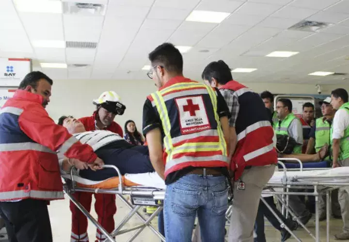 Los equipos de se emergencia ayudan a los heridos. FOTO/EFE