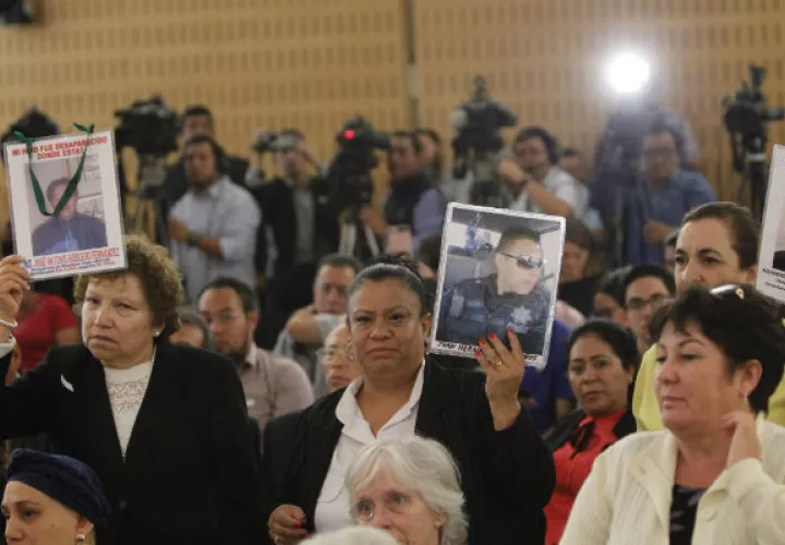 Familiares de personas desaparecidas protestan en el foro ¿Olvido, verdad o Justicia?, en Ciudad de México. FOTO/EFE