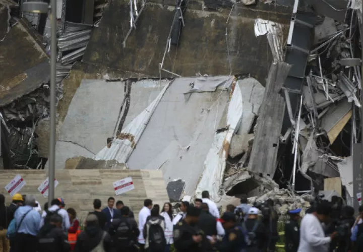 Inspeccionan el área comercial que colapsó en un área acomodada de la ciudad de México. FOTO/AP