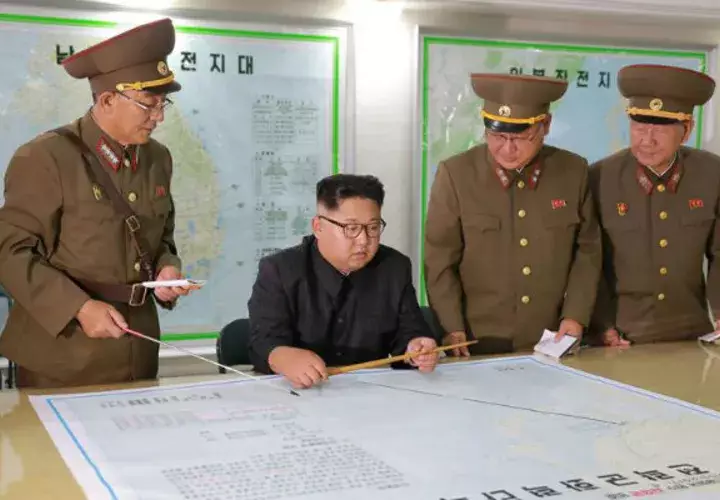 El líder norcoreano Kim Jong-un, inspecciona los planes de lanzamiento de misiles hacia la isla de Guam. Foto: EFE. 