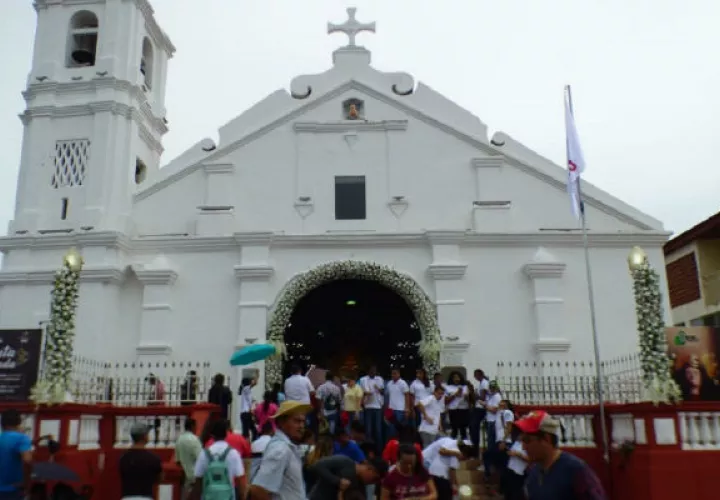 Feligreses reunidos en la entrada de la iglesia en Las Tablas. Fotos. Thays Domínguez. 