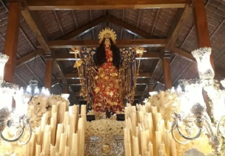 Como todos los años, la patrona tableña es sumamente ataviada. 