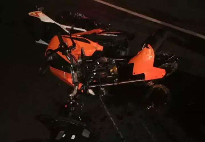 La moto quedó tendida en el pavimento. Fotos. Tráfico Panamá. 