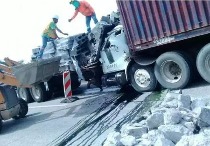 Del fuerte impacto, los bloques cayeron encima de la mula. 