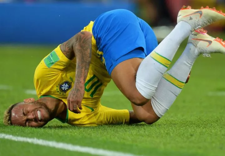 Neymar se queja de una falta en el partido ante México. Foto AP