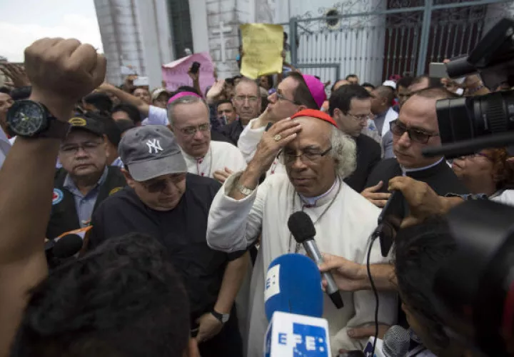 El cardenal Leopoldo Brenes (c) ofrece declaraciones a la prensa frente a la basílica de San Sebastián. FOTO/EFE