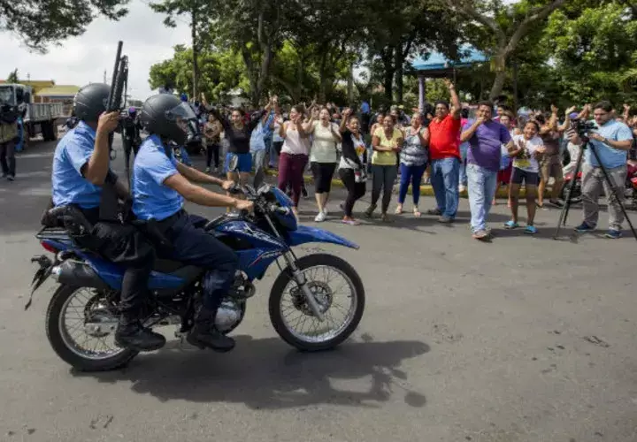 Grupos policiales se toman las calles de Nicaragua. FOTO/EFE