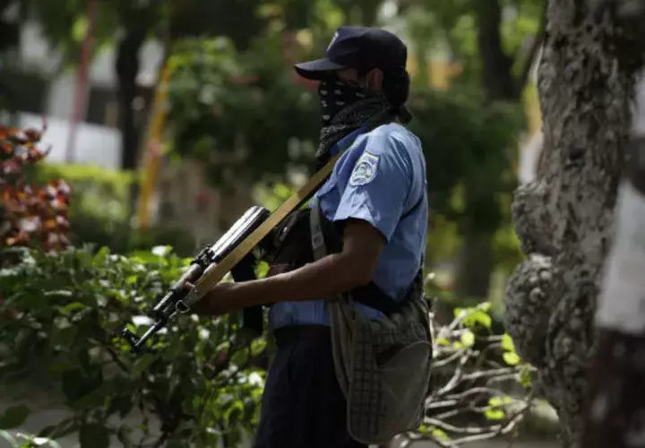 Las parapolicías ha atacado fieramente a los estudiantes y otras personas en las instalaciones de  la parroquia San Agustín, Managua. FOTO/EFE