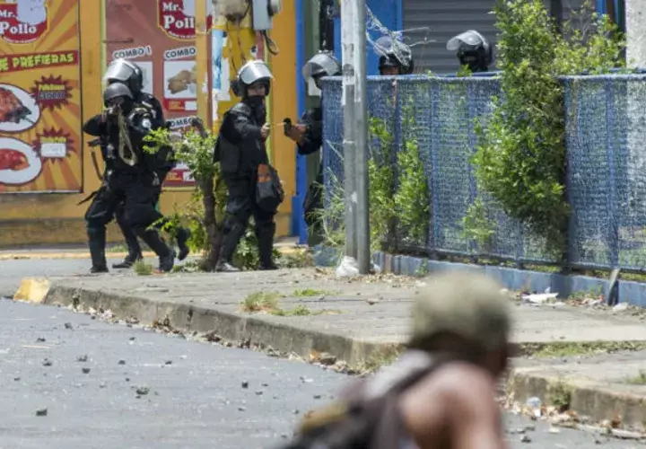 Leiva denunció que la policía y los parapolicías tomaron por la fuerza el centro hospitalario departamental Masaya y niegan la atención a las víctimas.